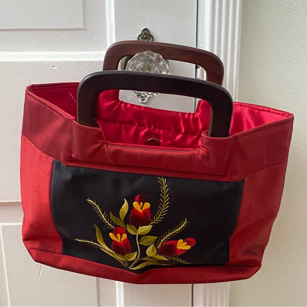 44C-SILK Red Floral Tote Bag with Wooden Handles